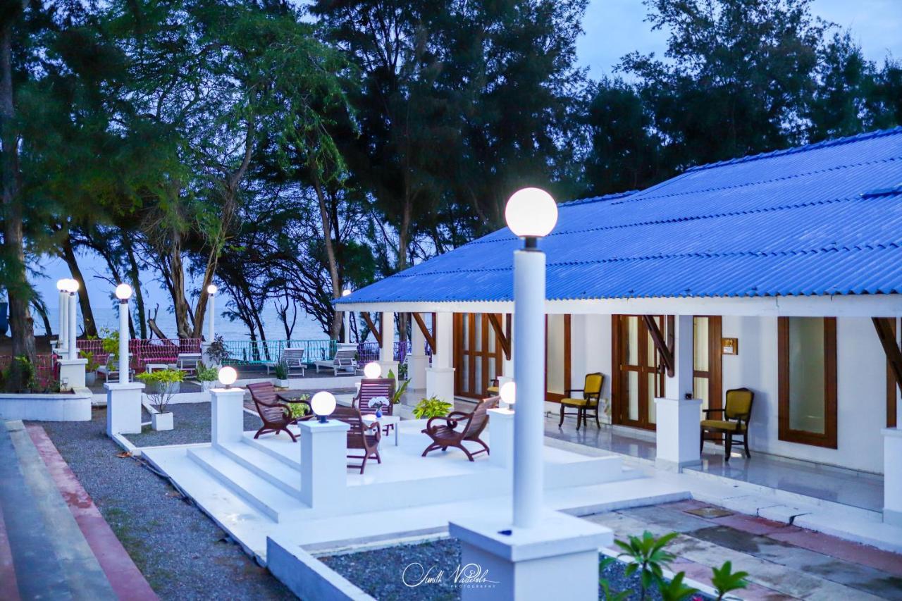 Ceylonta Beach Resort And Spa 함반토타 외부 사진